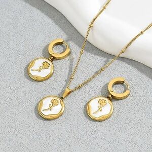 NWT Rose Pattern Jewelry Set